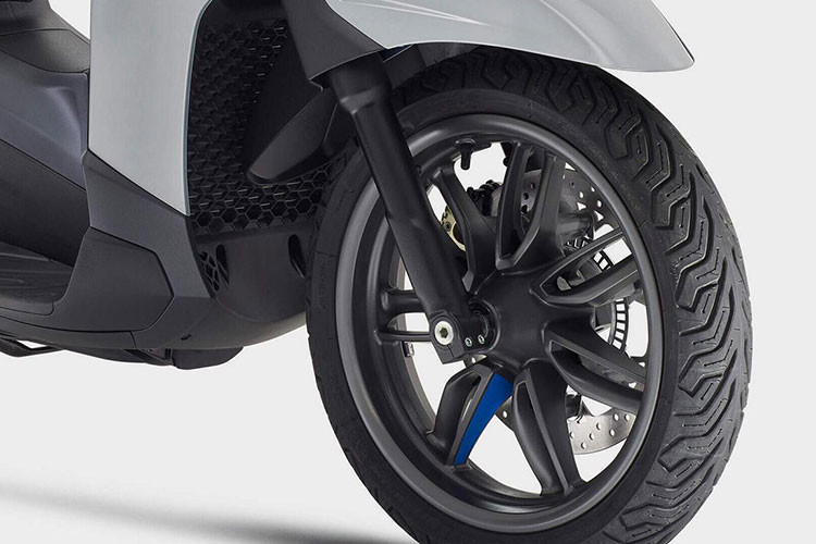 Xe còn có khả năng lưu trữ ấn tượng, với ngăn dưới yên đủ rộng chứa mũ bảo hiểm và hộp đựng đồ có dung tích lên đến 52 lít. Ngoài ra, xe còn được tích hợp nhiều tính năng tiện ích như ổ cắm USB để sạc thiết bị, móc teo đồ có thể gấp lại và các tiện nghi xa xỉ như tay cầm và ghế sưởi ấm.