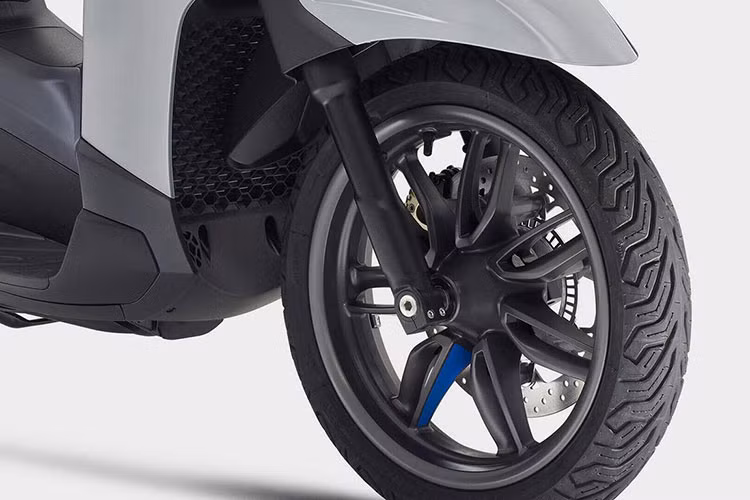 Xe còn có khả năng lưu trữ ấn tượng, với ngăn dưới yên đủ rộng chứa mũ bảo hiểm và hộp đựng đồ có dung tích lên đến 52 lít. Ngoài ra, xe còn được tích hợp nhiều tính năng tiện ích như ổ cắm USB để sạc thiết bị, móc teo đồ có thể gấp lại và các tiện nghi xa xỉ như tay cầm và ghế sưởi ấm.