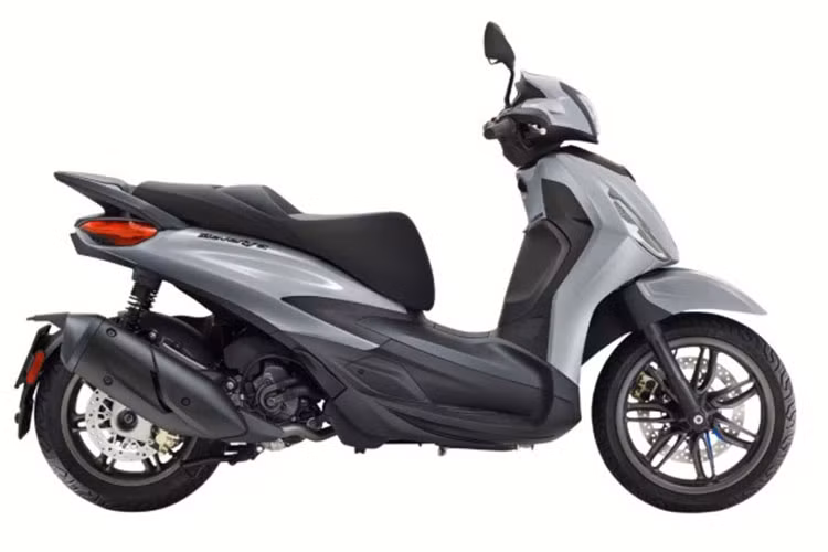 Khung xe bằng thép ống và phuộc Showa giúp đảm bảo sự ổn định, trong khi hệ thống treo có thể điều chỉnh cho phép tùy biến theo sở thích và điều kiện lái.