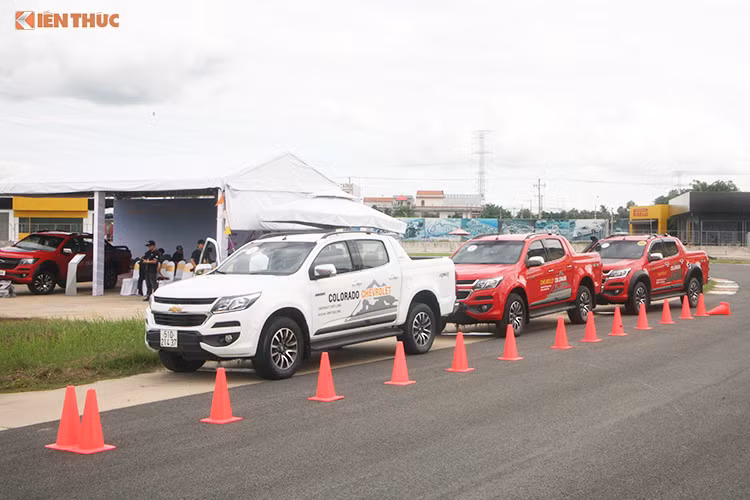 Mẫu xe bán tải hiện đang bán chạy nhất của thương hiệu xe Mỹ tại Việt Nam là Chevrolet Colorado cũng được ưu đãi lên tới 50 triệu đồng trong tháng 5 này (tuỳ từng phiên bản). Đáng chú ý là sự xuất hiện của mẫu Colorado số tự động 1 cầu mới được đưa về từ nguyên chiếc Thái Lan theo lô hàng năm 2018 được ưu đãi thuế nhập khẩu 0%.