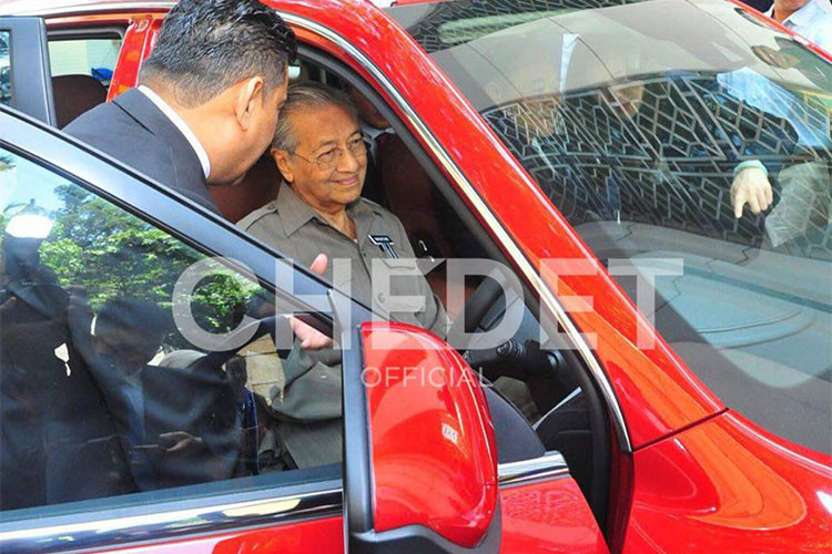 Ngày 22/6/2018 vừa qua, Thủ tướng Malaysia, ông Mahathir Mohamad, đã có cuộc gặp gỡ chính thức với các đại diện của công ty DRB-Hicom và Geely để bàn về đường hướng tương lai của hãng ôtô nội địa Proton. Trước đó, hãng xe Trung Quốc Geely đã mua cổ phần của Proton đồng thời trở thành chủ nhân mới của thương hiệu Lotus.