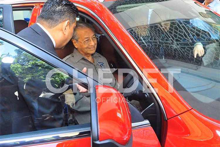 Ngày 22/6/2018 vừa qua, Thủ tướng Malaysia, ông Mahathir Mohamad, đã có cuộc gặp gỡ chính thức với các đại diện của công ty DRB-Hicom và Geely để bàn về đường hướng tương lai của hãng ôtô nội địa Proton. Trước đó, hãng xe Trung Quốc Geely đã mua cổ phần của Proton đồng thời trở thành chủ nhân mới của thương hiệu Lotus.