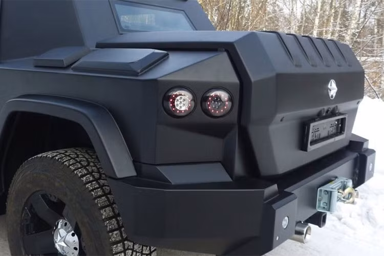 Dartz Prombron Black Russian được thiết kế giống sự kết hợp giữa siêu SUV Hummer của Mỹ và xe tăng bọc thép. Cửa sổ kính của xe dày 3 inch, mam xe chóng đạn đường kính 22 inch đồ sộ để tương xứng với kích thước. Cùng với đó, các cánh cửa bằng thép tấm để đối phó với các cuộc tấn công bên ngoài, đảm bảo an toàn cho người trong xe.