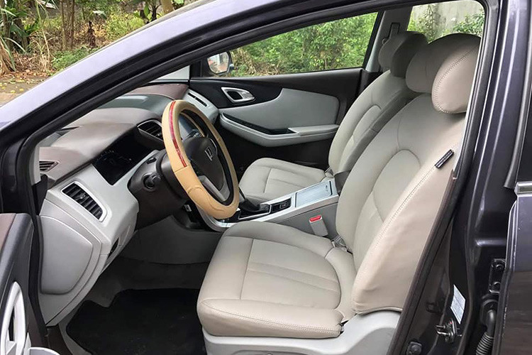 Điểm nhấn của mẫu xe Luxgen S5 nằm ở mặt công nghệ và tiện nghi, xe được trang bị một danh sách dài các option hiện đại như màn hình LCD cảm ứng 9 inch với hệ thống THINK+ Touch thông minh dùng công nghệ của HTC, camera quan sát xung quanh Active Eagle View+ 360, quan sát trong đêm Night Vision+, cảnh báo chệch làn đường LDWS+ và giám sát điểm mù Side View+.