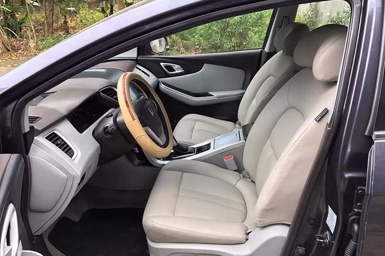 Điểm nhấn của mẫu xe Luxgen S5 nằm ở mặt công nghệ và tiện nghi, xe được trang bị một danh sách dài các option hiện đại như màn hình LCD cảm ứng 9 inch với hệ thống THINK+ Touch thông minh dùng công nghệ của HTC, camera quan sát xung quanh Active Eagle View+ 360, quan sát trong đêm Night Vision+, cảnh báo chệch làn đường LDWS+ và giám sát điểm mù Side View+.