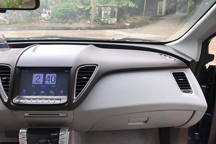 Ngoài ra, ở khu vực bảng đồng hồ, các thông số như tốc độ, vòng tua máy, nhiệt độ động cơ, mức nhiên liệu… cũng đều được hiển thị điện tử bằng công nghệ LED với cách bố trí cấp bậc để tạo cho người lái có cảm giác về độ sâu - đây được xem là những công nghệ hiện đại thời điểm đó.