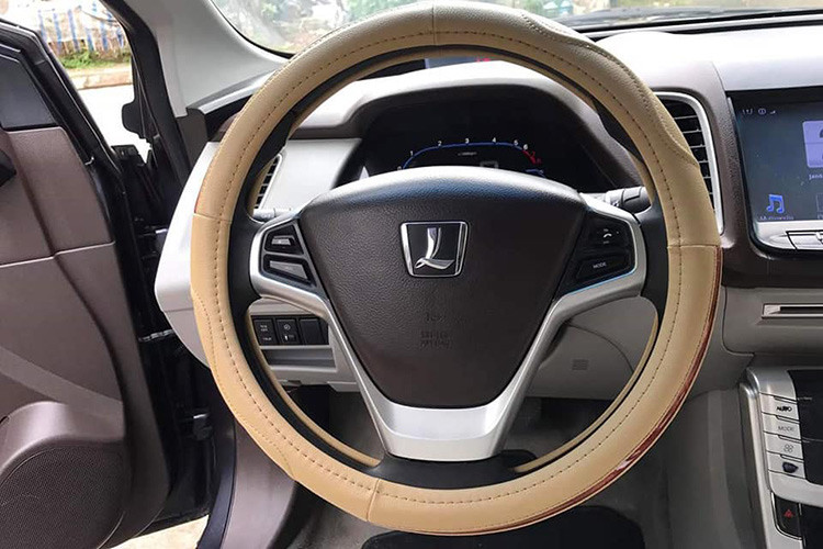 Ngồi vào ghế lái và bấm nút khởi động Start/Stop Engine, một màn hình trong suốt theo phong cách HUD (Head Up Display) sẽ tự động nhô lên cho phép hiện thị tốc độ và các cấp số tương tự như những gì bạn thấy trên máy bay phản lực. Để có tính năng công nghệ cao này, Luxgen đã phải mất hai năm rưỡi cùng công ty Continental của Đức nghiên cứu phát triển.