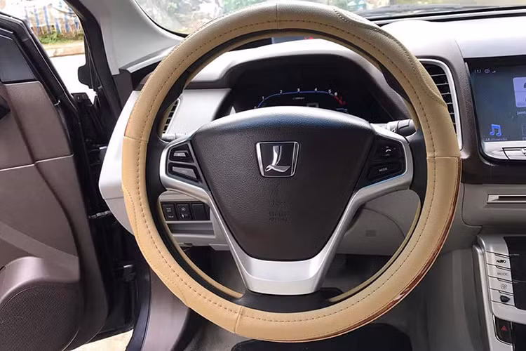 Ngồi vào ghế lái và bấm nút khởi động Start/Stop Engine, một màn hình trong suốt theo phong cách HUD (Head Up Display) sẽ tự động nhô lên cho phép hiện thị tốc độ và các cấp số tương tự như những gì bạn thấy trên máy bay phản lực. Để có tính năng công nghệ cao này, Luxgen đã phải mất hai năm rưỡi cùng công ty Continental của Đức nghiên cứu phát triển.