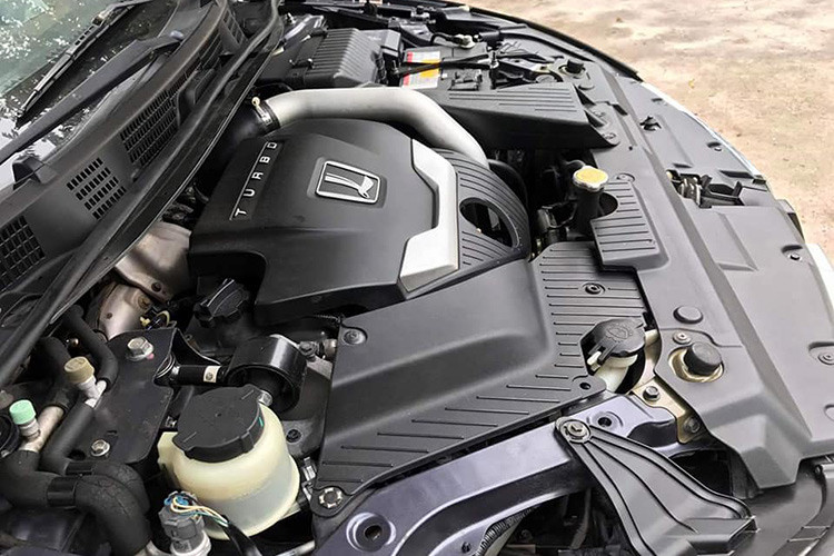 Ngoài ra, còn tìm thấy ở Luxgen5 Sedan hệ thống phanh điện tử (EPB) – trang bị vốn chỉ được các hãng xe cao cấp như Mercedes-Benz hay BMW cung cấp cho chiếc xe đầu bảng của họ. Một ngăn làm mát/hâm nóng đồ uống ở tỳ tay trung tâm là trang bị tiêu chuẩn cho phiên bản 2.0T.