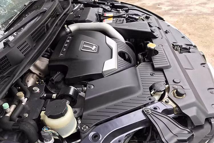 Ngoài ra, còn tìm thấy ở Luxgen5 Sedan hệ thống phanh điện tử (EPB) – trang bị vốn chỉ được các hãng xe cao cấp như Mercedes-Benz hay BMW cung cấp cho chiếc xe đầu bảng của họ. Một ngăn làm mát/hâm nóng đồ uống ở tỳ tay trung tâm là trang bị tiêu chuẩn cho phiên bản 2.0T.