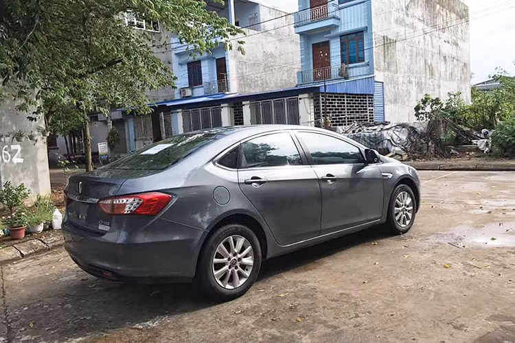 Tuy vậy, với những người mua xe cũ thì những chiếc xe ôtô Luxgen không phải là một lựa chọn tốt khi giá trị thương hiệu của hãng xe này chưa thật sự có gía trị như các hãng xe lâu năm, do đó những chủ nhân của các mẫu xe Luxgen sẽ phải chịu mất giá nặng sau một thời gian sử dụng.