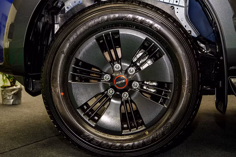 Ngoài ra, 2 bản thấp Prestige LS sẽ sử dụng mâm hợp kim 17 inch màu bạc thiết kế 3 chấu kép và 3 chấu đơn, còn Isuzu D-Max Type Z sẽ sở hữu la-zăng 18 inch sơn đen nhám với các chấu mâm thiết kế to bản khoẻ khoắn. Các vòm bánh xe của Isuzu D-Max Type Z có thêm tấm ốp sơn màu đen rất cá tính và mang đến ngoại hình hầm hố hơn cho xe. Cản sau có 2 bậc và lót sàn thùng xe. Đèn hậu xe Isuzu D-Max 2021 cũng sửa đổi lại thiết kế.