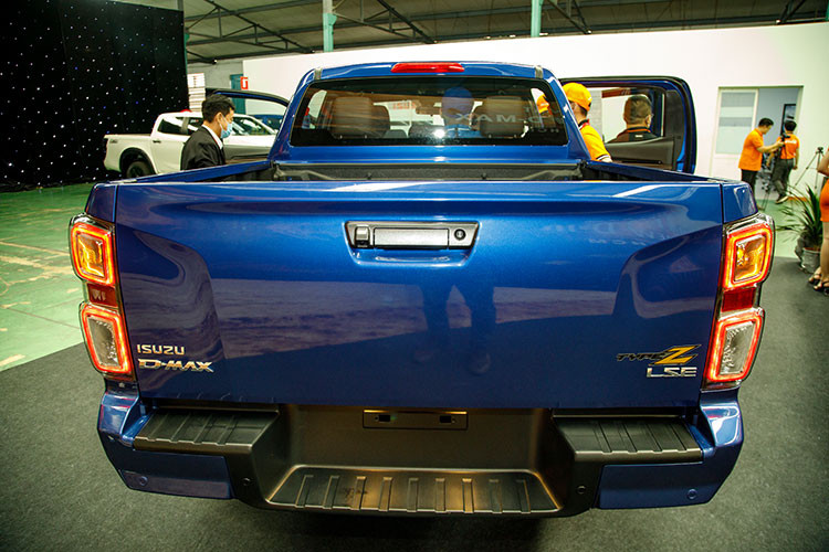 Đèn sương mù của Isuzu D-Max Prestige LS là dạng bóng halogen còn trên Isuzu D-Max Type Z là LED mang ánh sáng tốt hơn. Xe sở hữu hai thanh nẹp cỡ lớn ở lưới tản nhiệt được sơn màu đen cứng cáp hơn so với tông màu bạc của 2 phiên bản còn lại. Ngoài ra, Isuzu D-Max Type Z có thêm tấm ốp cản va trước sơn màu bạc, chi tiết này trên Isuzu D-Max Prestige LS không có và được sơn cùng màu ngoại thất.