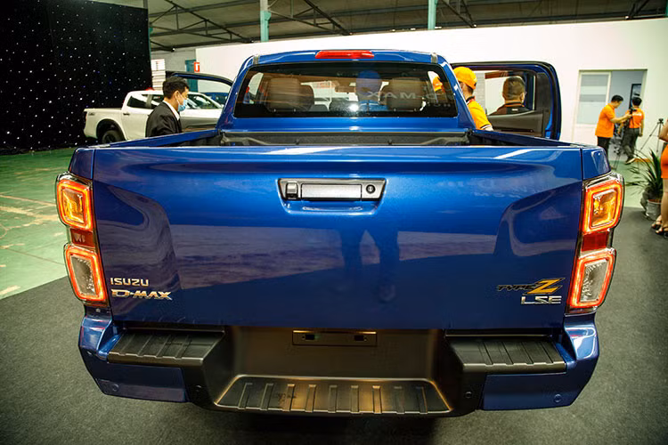 Đèn sương mù của Isuzu D-Max Prestige LS là dạng bóng halogen còn trên Isuzu D-Max Type Z là LED mang ánh sáng tốt hơn. Xe sở hữu hai thanh nẹp cỡ lớn ở lưới tản nhiệt được sơn màu đen cứng cáp hơn so với tông màu bạc của 2 phiên bản còn lại. Ngoài ra, Isuzu D-Max Type Z có thêm tấm ốp cản va trước sơn màu bạc, chi tiết này trên Isuzu D-Max Prestige LS không có và được sơn cùng màu ngoại thất.