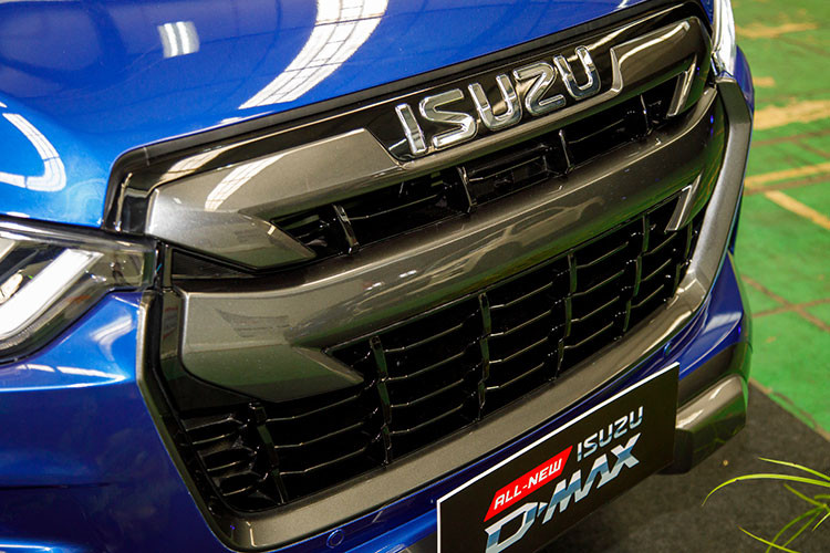 Không ít người yêu dòng xe Isuzu D-Max đã chờ đợi việc mẫu xe bán tải phiên bản nâng cấp mới nhất được giới thiệu tại thị trường Việt Nam. Trong ngày ra mắt vừa qua đại diện Isuzu Việt Nam cho biết, D-Max 2021 sẽ được bán ra với 3 phiên bản, trong đó, Isuzu D-Max Type Z AT 4x4 2021 được hãng đánh giá cao bởi những công nghệ, trang bị an toàn gần như đầy đủ được tích hợp.