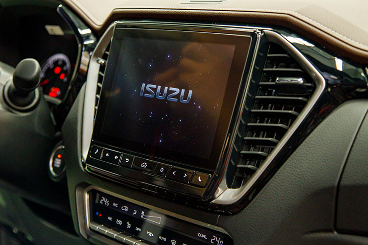 Isuzu D-Max Type Z AT 4x4 2021 có ghế ngồi bọc da cao cấp với tông màu nâu, còn với 2 phiên bản còn lại có ghế ngồi dạng nỉ cao cấp. Hàng ghế thứ 2 của 3 phiên bản đều có thể gập lại theo tỷ lệ 60:40 và có tựa tay ở giữa.