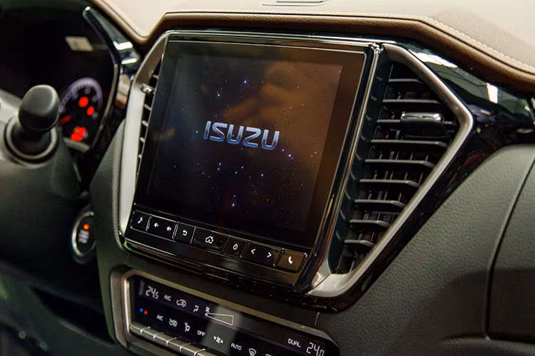 Isuzu D-Max Type Z AT 4x4 2021 có ghế ngồi bọc da cao cấp với tông màu nâu, còn với 2 phiên bản còn lại có ghế ngồi dạng nỉ cao cấp. Hàng ghế thứ 2 của 3 phiên bản đều có thể gập lại theo tỷ lệ 60:40 và có tựa tay ở giữa.