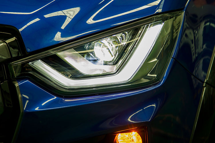 Về ngoại hình, mẫu xe bán tải Isuzu D-Max 2021 sở hữu thiết kế đèn pha cá tính và đã được sửa đổi lại thiết kế. Trong đó, Isuzu D-Max Prestige LS vẫn sử dụng đèn pha BI-LED nhưng chỉ được điều chỉnh độ cao bằng tay, trong khi đó, Isuzu D-Max Type Z lại điều chỉnh độ cao tự động. Cả 3 phiên bản này đều tích hợp thêm tích hợp đèn LED chạy ban ngày.