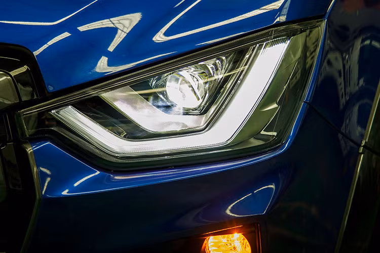 Về ngoại hình, mẫu xe bán tải Isuzu D-Max 2021 sở hữu thiết kế đèn pha cá tính và đã được sửa đổi lại thiết kế. Trong đó, Isuzu D-Max Prestige LS vẫn sử dụng đèn pha BI-LED nhưng chỉ được điều chỉnh độ cao bằng tay, trong khi đó, Isuzu D-Max Type Z lại điều chỉnh độ cao tự động. Cả 3 phiên bản này đều tích hợp thêm tích hợp đèn LED chạy ban ngày.