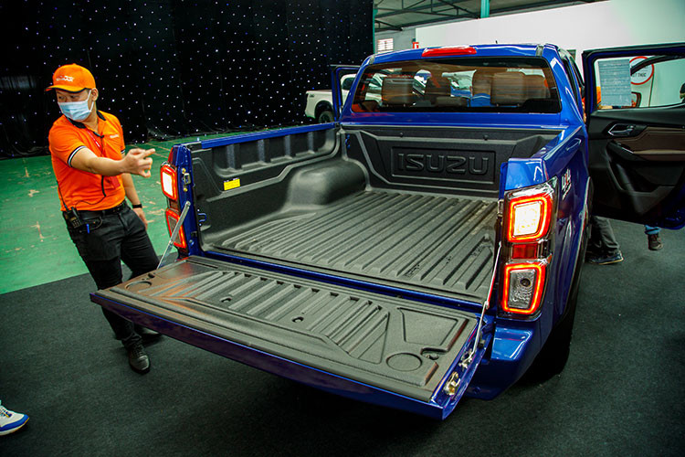 Bên hông xe, ngoài vòm bánh xe khác biết, Isuzu D-Max Type Z và Isuzu D-Max Prestige LS còn có vỏ gương phối màu không giống nhau. Trên bản cao cấp nhất là đen nhám và bạc, còn bản cấp thấp hơn là đen nhám và màu sơn của xe. Gương của Isuzu D-Max Prestige chỉ có 2 tính năng là chỉnh điện, tích hợp đèn xi nhan, còn bản cao cấp hơn có thêm gập điện. Tay nắm cửa của Isuzu D-Max Type Z màu đen tạo điểm nhấn hơn so với màu bạc của 2 bản còn lại