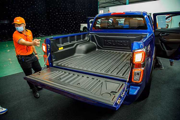 Bên hông xe, ngoài vòm bánh xe khác biết, Isuzu D-Max Type Z và Isuzu D-Max Prestige LS còn có vỏ gương phối màu không giống nhau. Trên bản cao cấp nhất là đen nhám và bạc, còn bản cấp thấp hơn là đen nhám và màu sơn của xe. Gương của Isuzu D-Max Prestige chỉ có 2 tính năng là chỉnh điện, tích hợp đèn xi nhan, còn bản cao cấp hơn có thêm gập điện. Tay nắm cửa của Isuzu D-Max Type Z màu đen tạo điểm nhấn hơn so với màu bạc của 2 bản còn lại