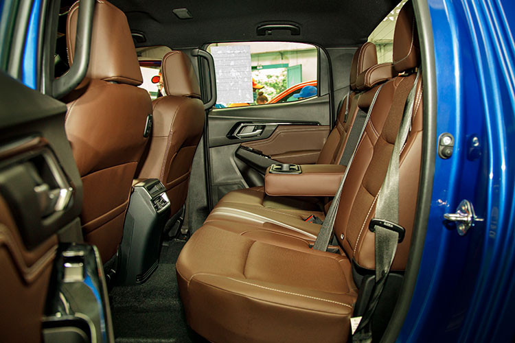 Isuzu D-Max Type Z AT 4x4 2021 tích hợp cả chìa khóa thông minh và khởi động bằng nút bấm, mở cửa thông minh và khởi động từ xa, các tính năng này không có trên 2 bản còn lại. Điều hòa tự động 02 vùng độc lập, có cửa gió cho hàng ghế sau là trang bị của bản cao cấp, 2 bản Isuzu D-Max Prestige LS chỉ có điều hoà chỉnh cơ.