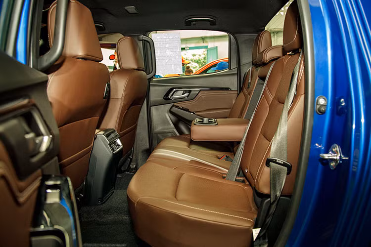 Isuzu D-Max Type Z AT 4x4 2021 tích hợp cả chìa khóa thông minh và khởi động bằng nút bấm, mở cửa thông minh và khởi động từ xa, các tính năng này không có trên 2 bản còn lại. Điều hòa tự động 02 vùng độc lập, có cửa gió cho hàng ghế sau là trang bị của bản cao cấp, 2 bản Isuzu D-Max Prestige LS chỉ có điều hoà chỉnh cơ.