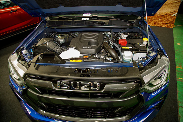 Về khả năng vận hành, động cơ của Isuzu D-Max 2021 tại Việt Nam vẫn là loại máy dầu, dung tích 1.9L như trước đây, cho công suất tối đa là 150 mã lực và mô-men xoắn cực đại đạt 350 Nm. Hộp số 6 cấp hệ dẫn động cầu sau hoặc dẫn động 2 cầu 4x4 với hệ thống gài cầu điện tử. Isuzu Việt Nam cho biết đến hết năm 2021, tuỳ theo nhu cầu thị trường mà hãng xe nhập về mẫu xe Isuzu D-Max 2021 trang bị động cơ 3.0 lít.