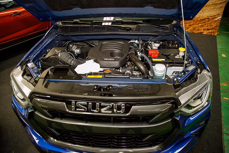 Về khả năng vận hành, động cơ của Isuzu D-Max 2021 tại Việt Nam vẫn là loại máy dầu, dung tích 1.9L như trước đây, cho công suất tối đa là 150 mã lực và mô-men xoắn cực đại đạt 350 Nm. Hộp số 6 cấp hệ dẫn động cầu sau hoặc dẫn động 2 cầu 4x4 với hệ thống gài cầu điện tử. Isuzu Việt Nam cho biết đến hết năm 2021, tuỳ theo nhu cầu thị trường mà hãng xe nhập về mẫu xe Isuzu D-Max 2021 trang bị động cơ 3.0 lít.