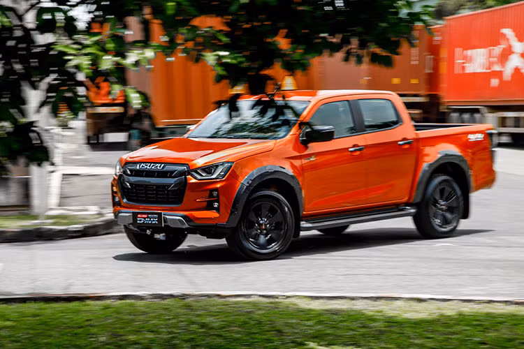 Giá xe Isuzu D-Max 2021 khởi điểm từ 630 triệu đồng tại Việt Nam, đắt ngang tầm giá của Ford Ranger XLS 2.2L 4x2 MT (giá 630 triệu đồng) và cao hơn 2 triệu đồng so với Toyota Hilux phiên bản 2.4L 4x2 MT (giá 628 triệu đồng). Đáng chú ý nhất, Isuzu D-Max phiên bản 1.9L AT 4x4 Type Z LSE cao cấp nhất giá 850 triệu đồng.