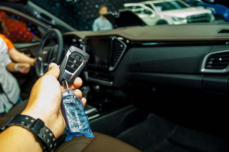 Các trang bị an toàn trên cả 3 phiên bản gồm; hệ thống chống bó cứng ABS, phân bổ lực phanh điện tử EBD, hỗ trợ phanh khẩn cấp BA, cân bằng điện tử, kiểm soát lực kéo, hỗ trợ khởi hành ngang dốc/xuống dốc và đặc biệt là hệ thống BOS hỗ trợ phanh khẩn cấp khi phát hiện người lái đạp chân ga và chân phanh cùng lúc. Isuzu D-Max Type Z AT 4x4 2021 sẽ có đến 7 túi khí trong khi 2 phiên bản còn lại chỉ trang bị 2 túi khí.