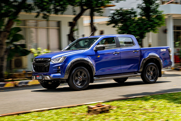 Doanh số bán hàng của Isuzu Việt Nam đưa ra là trên 100 chiếc D-Max được bán ra trong mỗi tháng đến hết năm 2021. Isuzu D-Max 2021 bán ra trong nước chủ yếu nhập từ Thái Lan, đất nước này cũng ghi nhận doanh số bán hàng "khủng" của Isuzu D-Max 2021 trong năm 2020 và 3 tháng đầu năm 2021 số lượng xe Isuzu D-Max luôn "cháy hàng" tại đây.