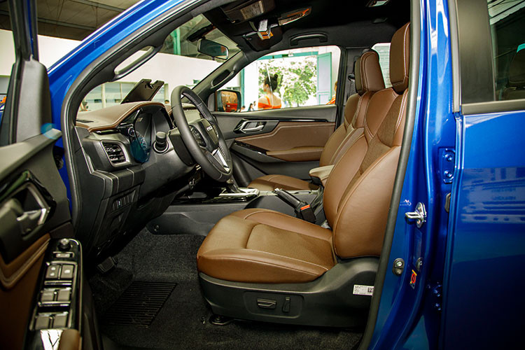 Một khác biệt quan trọng tiếp theo đó chính là việc Isuzu D-Max Prestige LS bản số sàn và số tự động được trang bị hệ thống giải trí chỉ có màn hình cảm ứng 7 inch, đi kèm là kết nối Bluetooth/USB. Trong khi đó, phiên bản Isuzu D-Max Type Z AT 4x4 2021 có màn hình cảm ứng lên đến 9 inch có kết nối Bluetooth nhưng quan trọng hơn là tích hợp Apple Car Play và Android Auto.