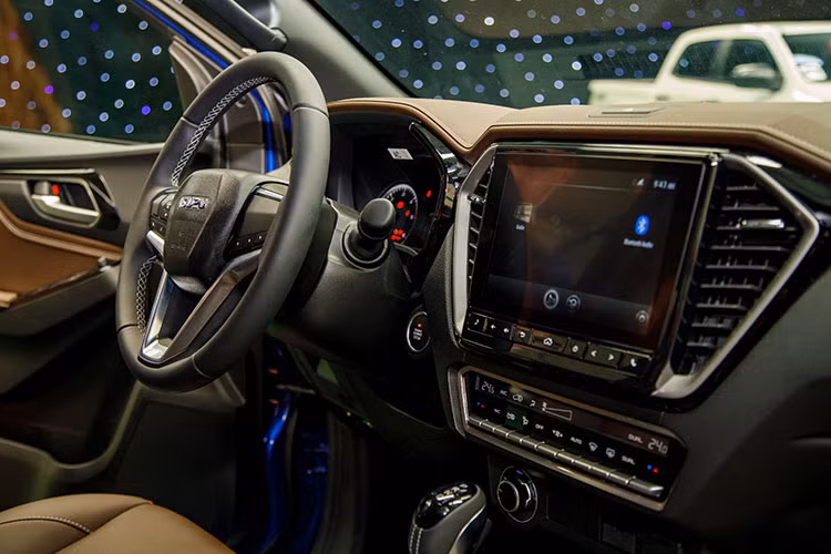 Tiến vào bên trong khoang lái, Isuzu D-Max Type Z 2021 mới cũng có nhiều khác biệt và trang bị ấn tượng hơn so với 2 bản thấp Prestige LS. Đầu tiên chính là việc vô lăng Isuzu D-Max Type Z bọc da sang trọng hơn 2 bản còn lại. Ốp trang trí đồng hồ táp lô cũng được bọc da nâu cao cấp hơn thay vì nhựa PVC.