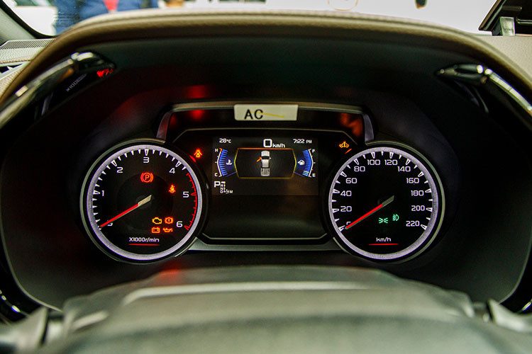 Hàng ghế thứ 1 trên 2 phiên bản Isuzu D-Max Prestige LS số sàn và số tự động đều là dạng chỉnh cơ, còn với bản Isuzu D-Max Type Z AT 4x4 2021 chỉnh điện 8 hướng. Nắp hộc đựng đồ tiện ích trung tâm hay nắp hộc đựng đồ tiện ích phía trước của Isuzu D-Max 2021 bản cao cấp nhất đều được bọc da thay vì nhựa PVC như 2 bản còn lại.