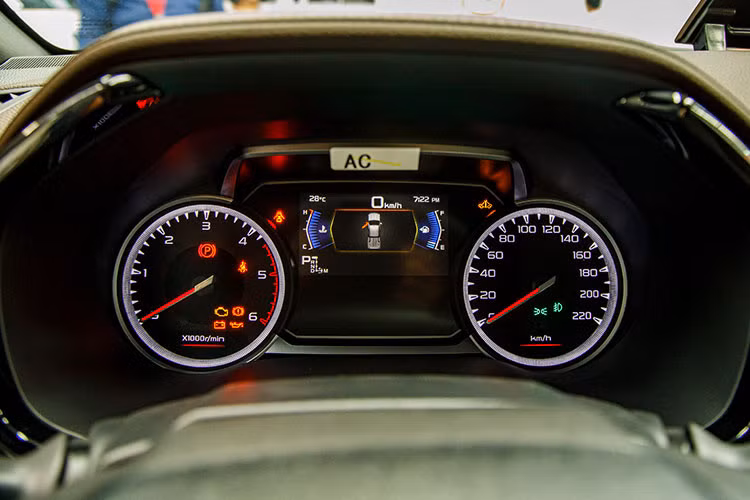 Hàng ghế thứ 1 trên 2 phiên bản Isuzu D-Max Prestige LS số sàn và số tự động đều là dạng chỉnh cơ, còn với bản Isuzu D-Max Type Z AT 4x4 2021 chỉnh điện 8 hướng. Nắp hộc đựng đồ tiện ích trung tâm hay nắp hộc đựng đồ tiện ích phía trước của Isuzu D-Max 2021 bản cao cấp nhất đều được bọc da thay vì nhựa PVC như 2 bản còn lại.