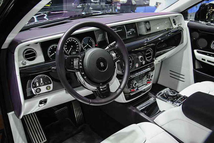 Bên trong xe, người lái sẽ được chào đón bằng không gian nội thất ngập tràn những vật liệu cao cấp như da, gỗ và kính dày cách âm. Trên thực tế, hãng Rolls-Royce khẳng định một khi đã ngồi vào bên trong Phantom 2018, bạn sẽ cảm thấy như tách biệt hoàn toàn với thế giới bên ngoài.