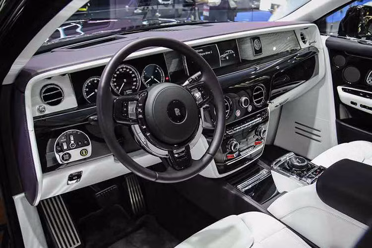 Bên trong xe, người lái sẽ được chào đón bằng không gian nội thất ngập tràn những vật liệu cao cấp như da, gỗ và kính dày cách âm. Trên thực tế, hãng Rolls-Royce khẳng định một khi đã ngồi vào bên trong Phantom 2018, bạn sẽ cảm thấy như tách biệt hoàn toàn với thế giới bên ngoài.