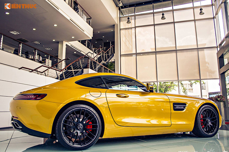 Mercedes-AMG GT S có kích thước tổng thể bao gồm chiều dài 4.546 mm, rộng 1.939 mm, cao 1.288 mm và chiều dài cơ sở 2.630 mm. Các kỹ sư của hãng xe Đức đã tính toán rất kỹ và kết hợp các vật liệu nhôm, thép và ma-giê với nhau nhằm để giúp siêu xe này có trọng lượng 1.645 kg.