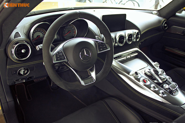 Xe được trang bị hệ thống âm thanh vòm Burmester® high-end 11 loa công suất 1000 watt, điều hòa tự động đa vùng. Trên màn hình trung tâm 8,4 inch kết nối Bluetooth, các cổng kết nối đa phương tiện giúp kết nối thiết bị bên ngoài; trình duyệt Internet; chức năng điều khiển bằng giọng nói; touchpad điều khiển cảm ứng trên bệ trung tâm; hệ thống dẫn đường &amp; định vị vệ tinh toàn cầu GPS tích hợp bản đồ Việt Nam.