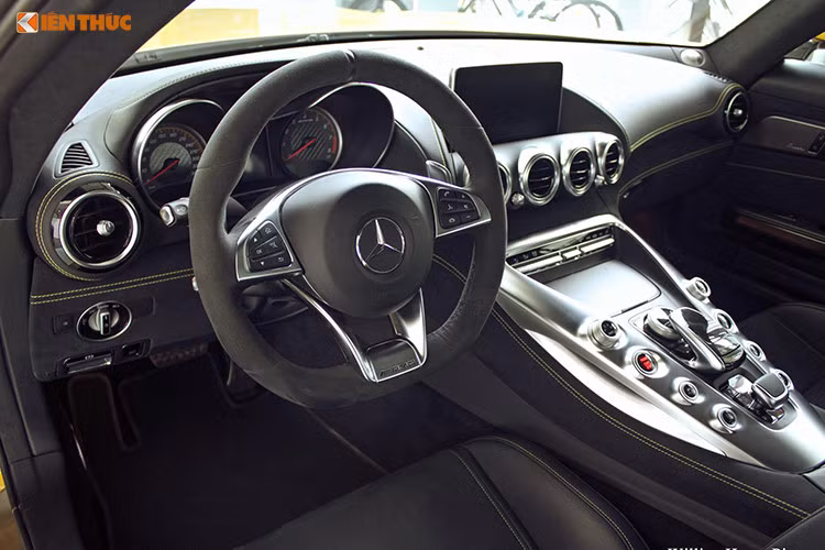 Xe được trang bị hệ thống âm thanh vòm Burmester® high-end 11 loa công suất 1000 watt, điều hòa tự động đa vùng. Trên màn hình trung tâm 8,4 inch kết nối Bluetooth, các cổng kết nối đa phương tiện giúp kết nối thiết bị bên ngoài; trình duyệt Internet; chức năng điều khiển bằng giọng nói; touchpad điều khiển cảm ứng trên bệ trung tâm; hệ thống dẫn đường &amp; định vị vệ tinh toàn cầu GPS tích hợp bản đồ Việt Nam.