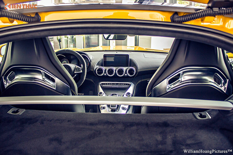 Xe được trang bị 3 chế độ vận hành bao gồm "C" (Controlled Efficiency), "S" (Sport), "S+" (Sport Plus) và "I" (Individual) - cá nhân hóa. Riêng chế độ lái "Race" chỉ được trang bị trên phiên bản AMG-GT S, cả hai phiên của AMG-GT đều có thêm nút kích hoạt chế độ sang số bằng tay thông qua cặp lẫy số trên vô-lăng ở mọi chế độ vận hành.