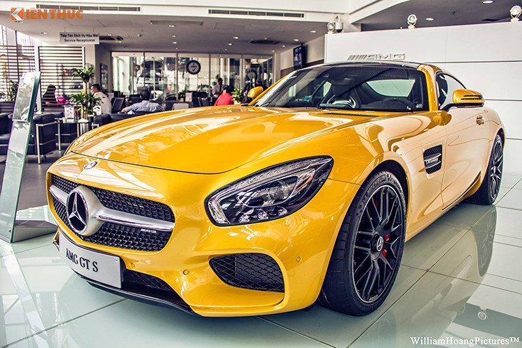 Mercedes-Benz AMG-GT S tại Việt Nam sử dụng khối động cơ V8 dung tích 4.0 lít cho sức mạnh lên đến 510 mã lực tại vòng tua 6.250 vòng/phút, momen xoắn cực đại 650Nm tại 1750 đến 4750 vòng/phút. Xe khả năng tăng tốc từ 0-100km/h chỉ trong 3,8s và tốc độ tối đa có thể đạt 310 km/h. Mức tiêu thụ nhiên liệu trung bình là 9,4 lít cho 100 km.