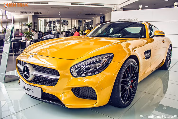 Mercedes-Benz AMG-GT S tại Việt Nam sử dụng khối động cơ V8 dung tích 4.0 lít cho sức mạnh lên đến 510 mã lực tại vòng tua 6.250 vòng/phút, momen xoắn cực đại 650Nm tại 1750 đến 4750 vòng/phút. Xe khả năng tăng tốc từ 0-100km/h chỉ trong 3,8s và tốc độ tối đa có thể đạt 310 km/h. Mức tiêu thụ nhiên liệu trung bình là 9,4 lít cho 100 km.