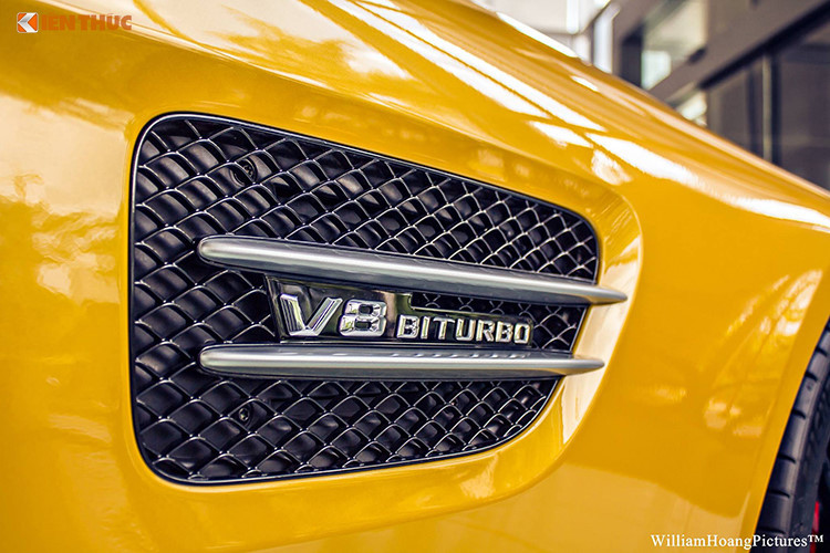 Ngoài việc kế thừa những đường nét và tính năng thể thao ấn tượng của đàn anh SLS từng ra mắt trước đó, Mercedes-Benz AMG-GT S cũng đã tự thay đổi mình bằng việc từ bỏ kiểu cửa "cắt kéo" Gullwing thành cửa mở ngang giúp cho trần xe cong mượt mà hơn về phía sau.