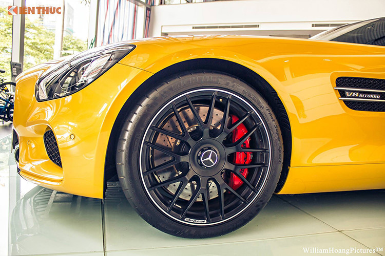 Mẫu xe thể thao này sử dụng bộ mâm thể thao AMG 19-inch cho phía trước, 20-inch phía sau đều thuộc dạng đa chấu màu đen nhám với viền màu bạc sáng. Cụm phanh bên trong có màu đỏ in logo AMG màu đen.