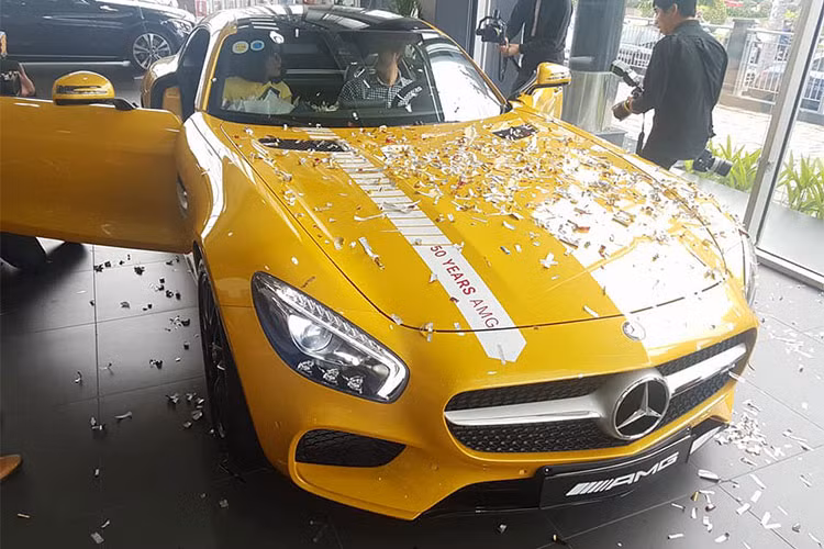 Tại thị trường Việt Nam có khoảng 5 chiếc siêu xe Mercesdes-AMG GT S được đưa về nước với 2 phiên bản tiêu chuẩn và 3 chiếc còn lại thuộc bản cao cấp GT S Edition 1. Mức giá chính hãng sau thuế TTĐB từ 1/7/2016 của xe tại thị trường Việt Nam khoảng 9,149 tỷ đồng.
