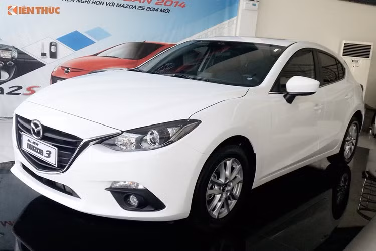 Trong tháng 3/2018 vừa qua, doanh số của mẫu xe Mazda3 đang giảm mạnh chỉ còn 729 xe, giảm 24% so với cùng kỳ năm 2017. Tuy nhiên, trong 3 tháng đầu năm, doanh số Mazda3 đạt 3.449 xe, tăng 10% so với cùng kỳ năm ngoái. Trong tháng 4, giá Mazda3 ổn định ở mức 659 triệu tới 750 triệu đồng với 3 phiên bản tùy chọn.
