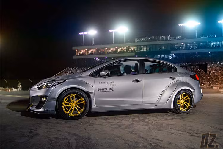 Những phần ốp mở rộng ở vùng các hốc bánh xe được tạo hình theo phong cách độ widebody của LB Works vốn lấy ý tưởng từ những máy bay tiêm kích. Phần phía sau được mở rộng làm tăng thêm vẻ cơ bắp vạm vỡ cho ngoại hình chiếc sedan. Tất nhiên, đi kèm với việc mở rộng này, bộ mâm và lốp cũng phải được nâng cấp, đi kèm với sử dụng vòng đệm.