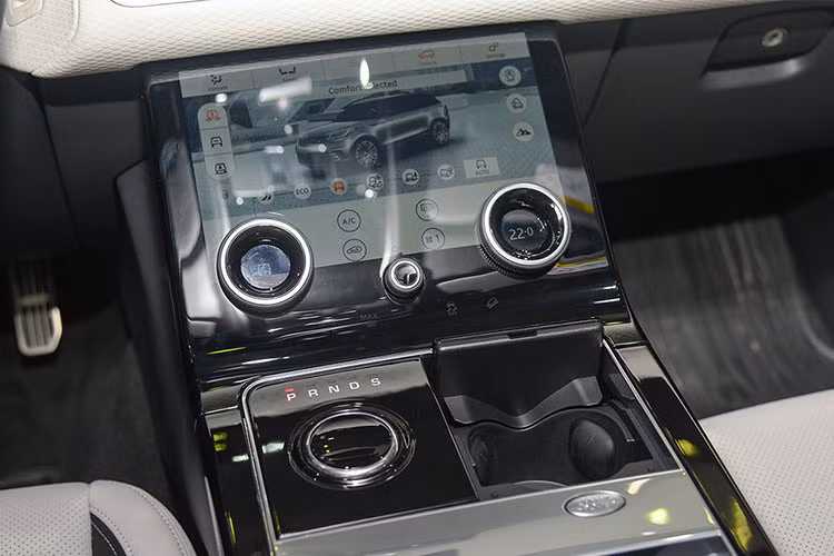 Xe trang bị hệ thống kiểm soát nhiệt độ 4 vùng và hệ thống thông tin giải trí Touch Pro Duo, tay nắm cửa tự động và hàng loạt các tính năng và công nghệ khác được tích hợp trên xe. Khoang hành lý của xe có thể tích 632 lít và có thể đạt 1731 lít nếu gập hàng ghế sau.